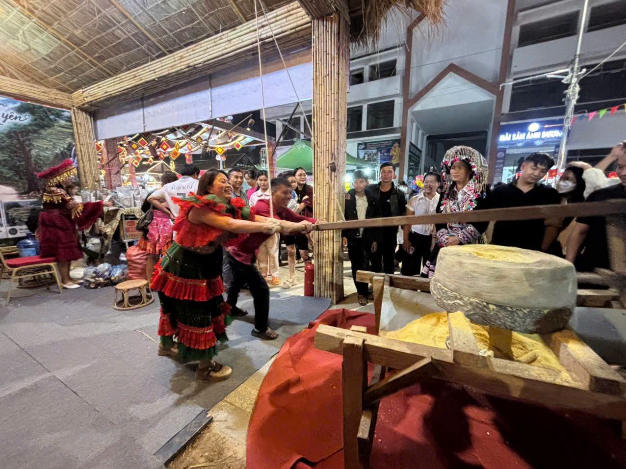 🌽 TRẢI NGHIỆM XAY NGÔ LÀM MÈN MÉN THU HÚT KHÁCH TẠI GIAN HÀNG XÃ QUÀI TỞ